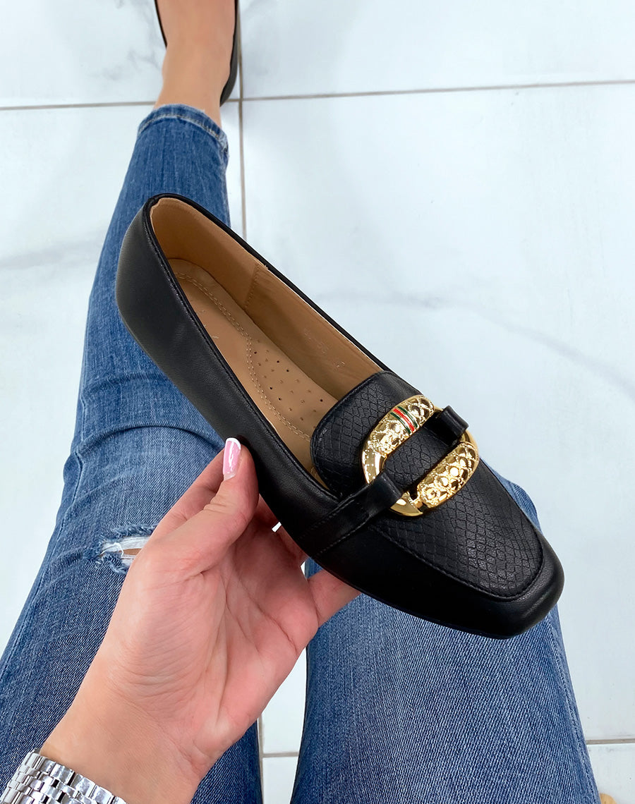 Mocassins noirs à grosse boucle dorée imposante