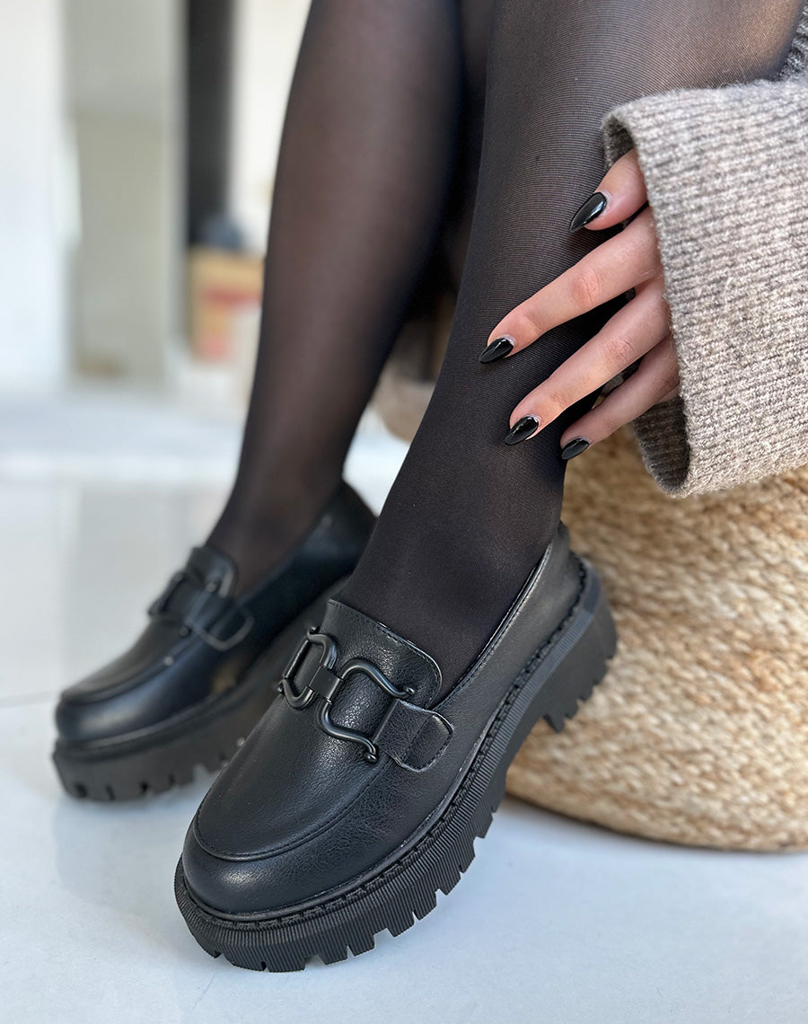 Mocassins noirs mat à détails noir mat et semelle épaisse