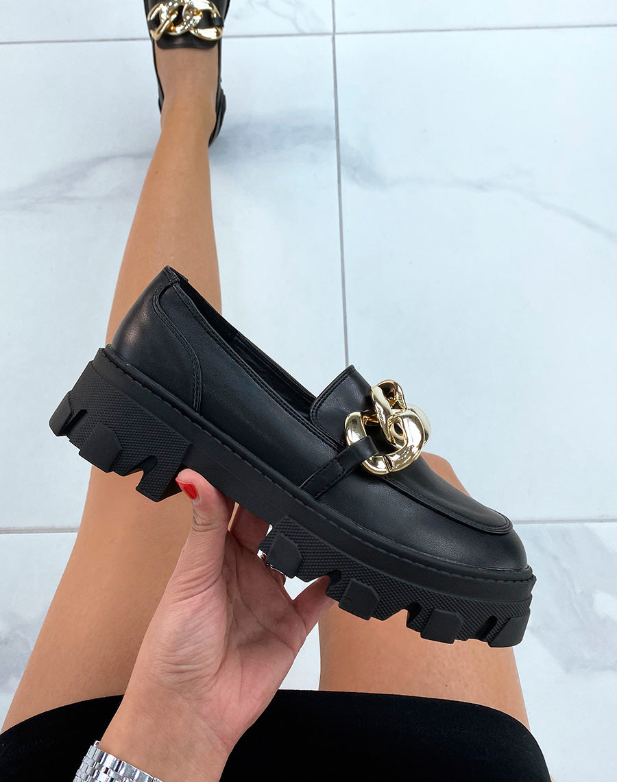 Mocassins noirs à semelle crantée et chaîne dorée