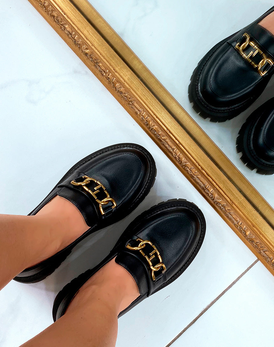 Mocassins noirs à semelle épaisse à boucle dorée