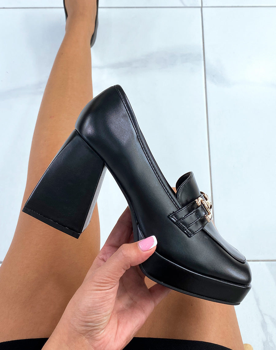 Mocassins noirs à talon épais à chaîne dorée