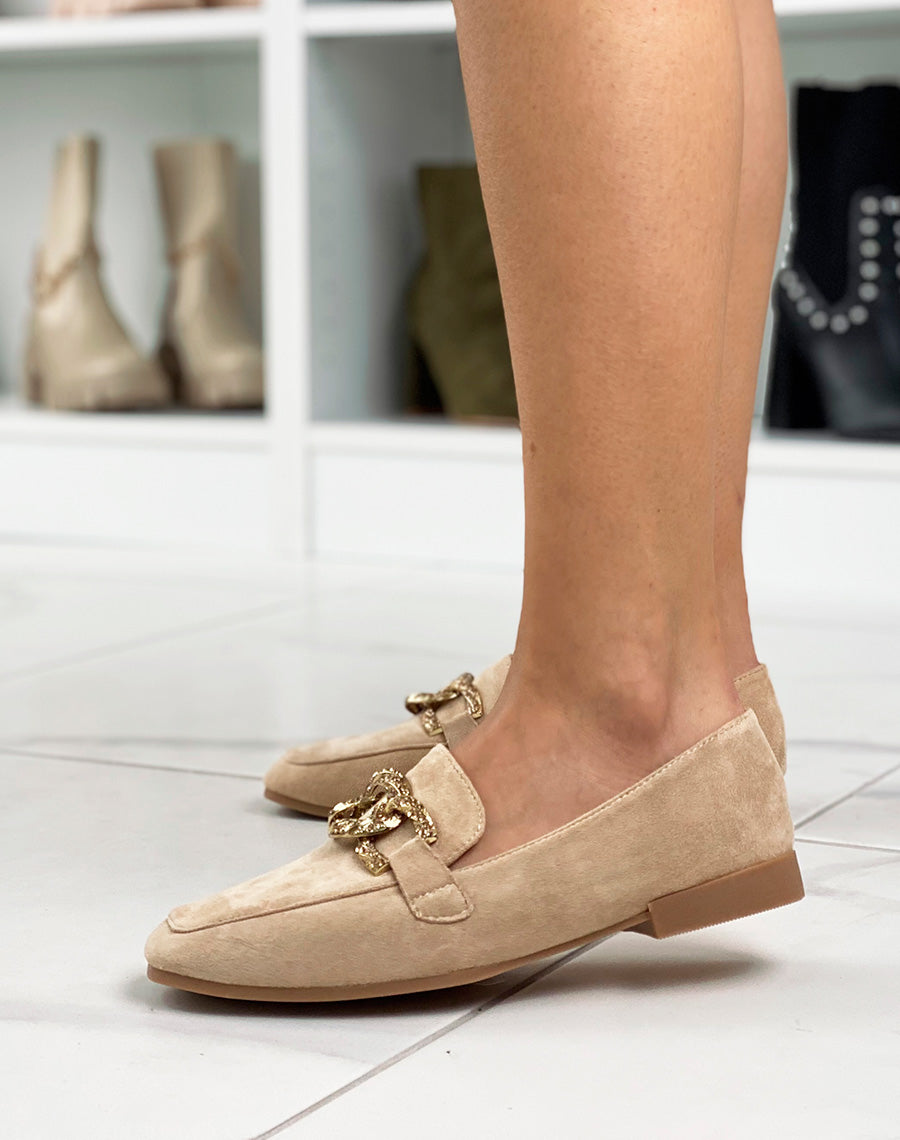 Mocassins plats en suédine beige à double boucles dorées
