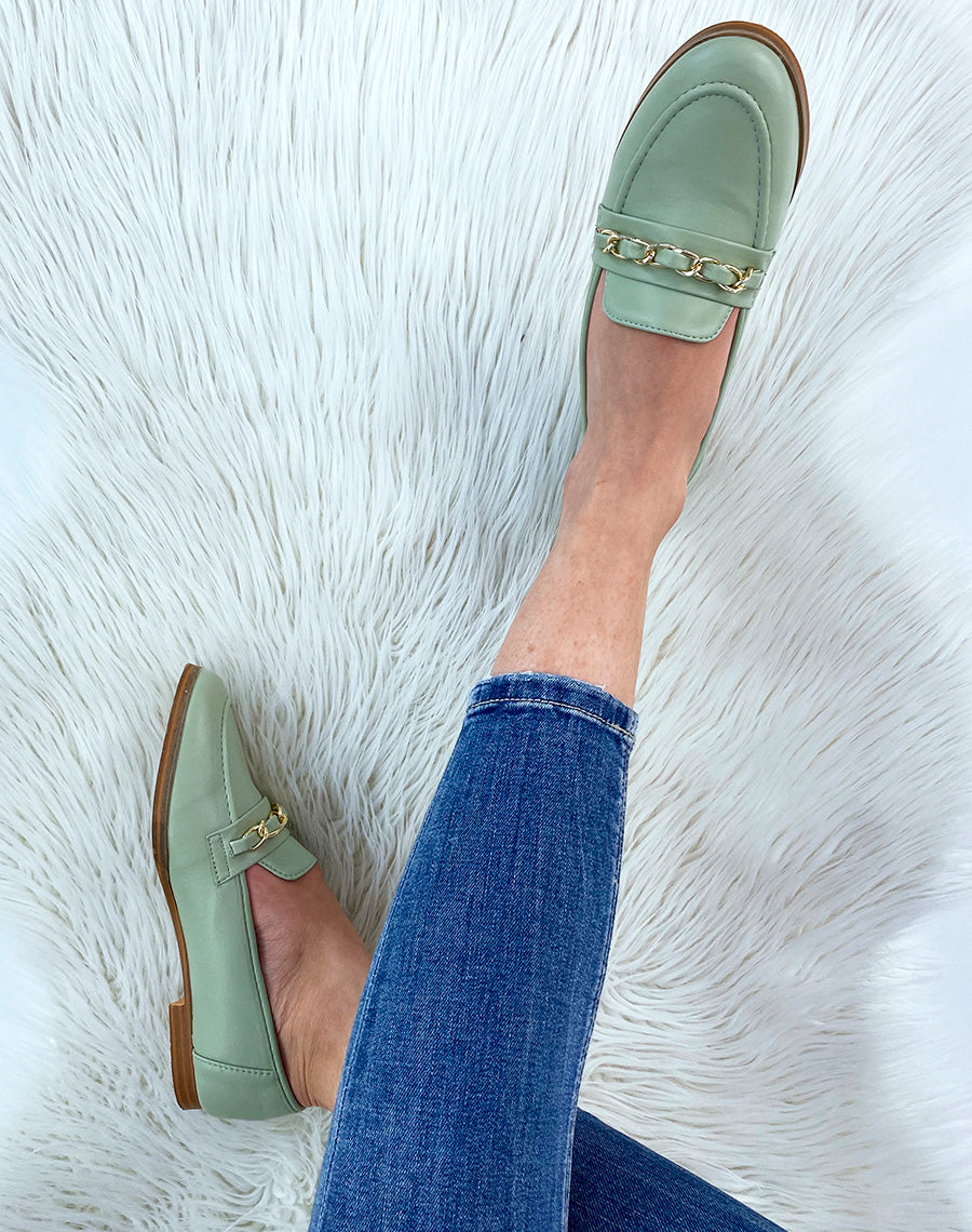 Mocassins vert pastel à fine chaîne dorée