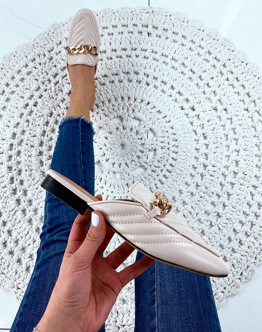 Mule en simili cuir beige à grosse chaîne