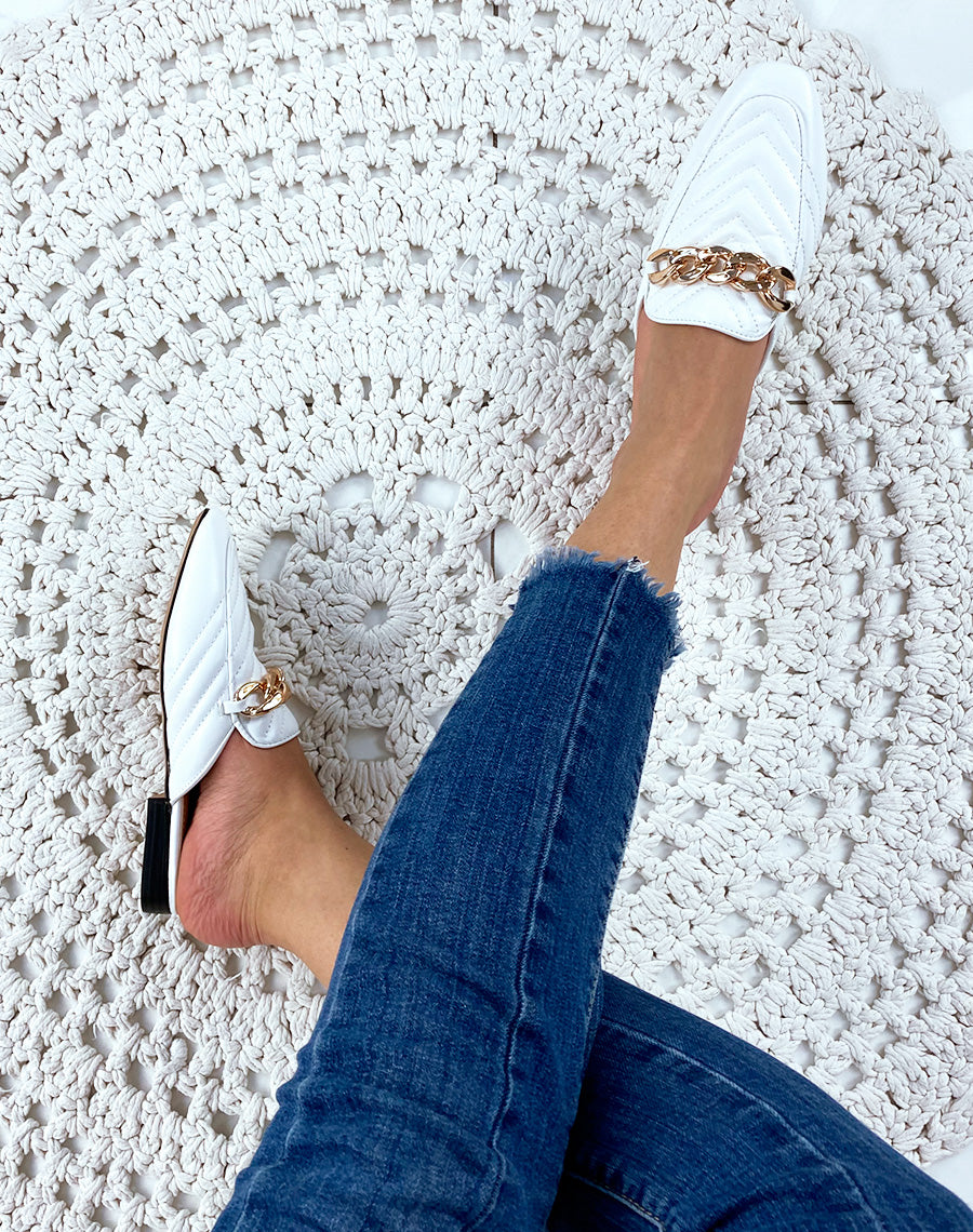 Mule en simili cuir blanche à grosse chaîne