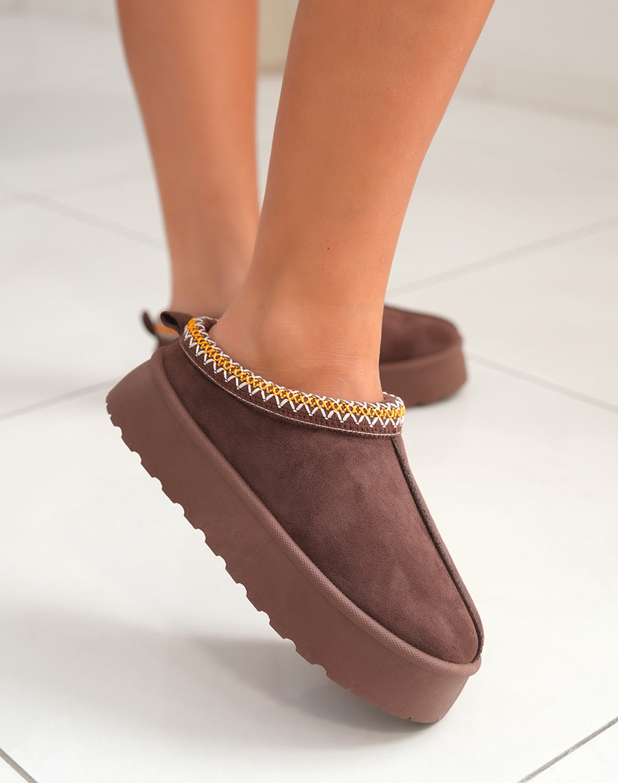 Mule femme marron tendance avec surpiq?res orange et blanches et int?rieur fourr?