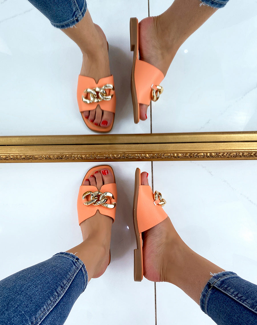 Mule plate corail à grosse chaîne dorée