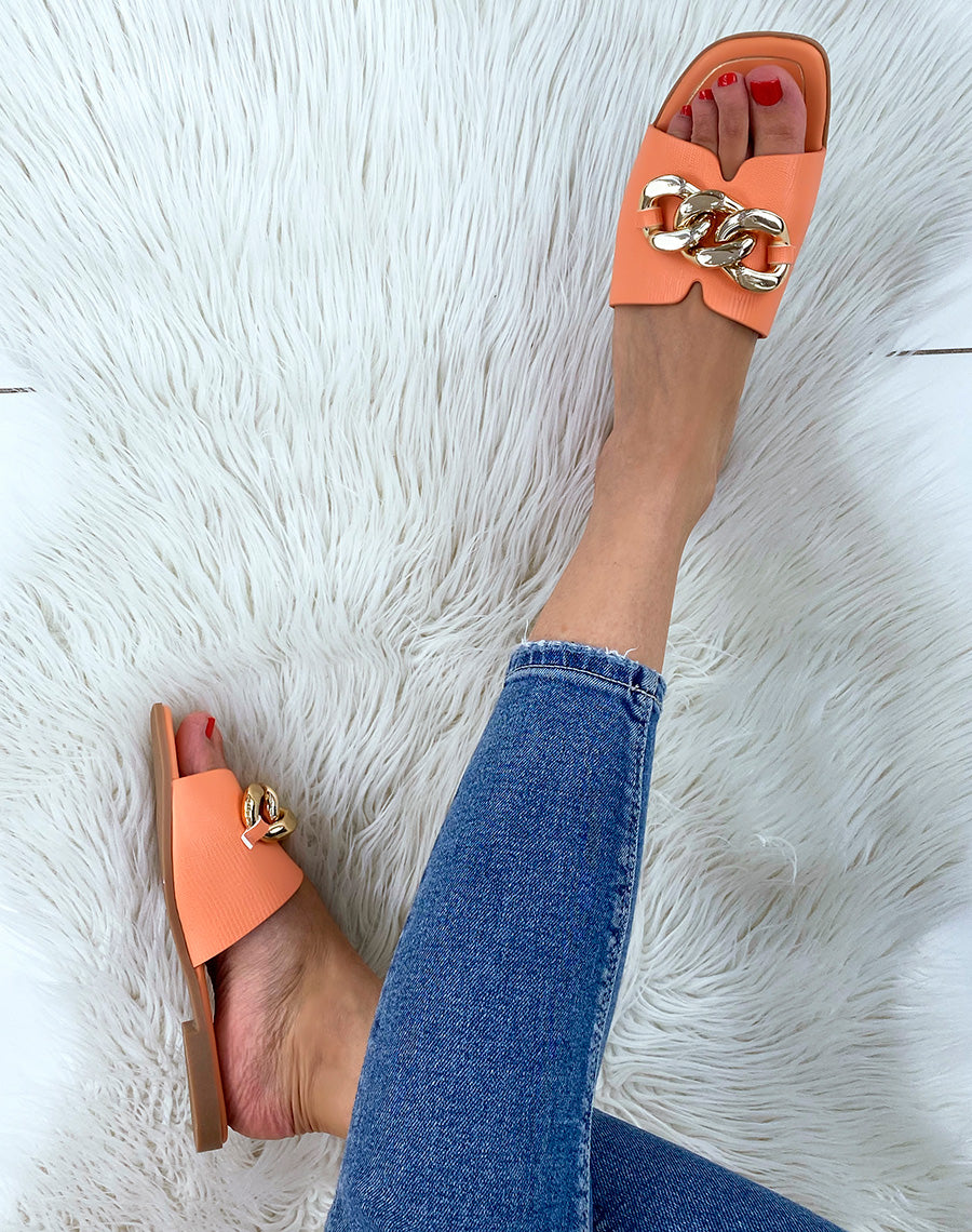 Mule plate corail à grosse chaîne dorée