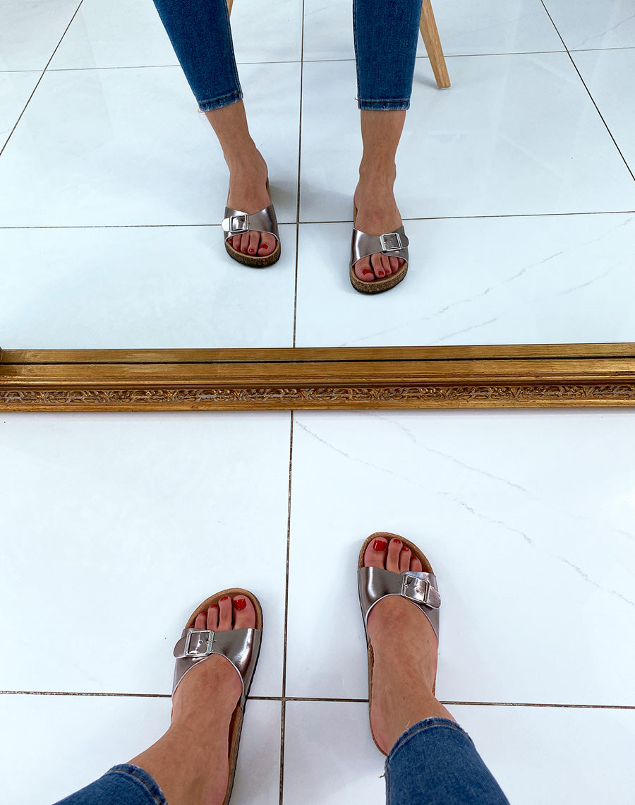 Mules argentées à boucles et à semelles anatomiques