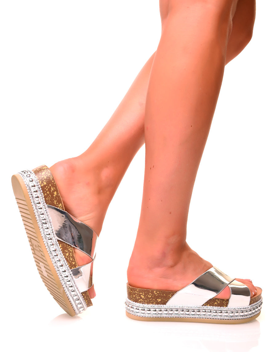 Mules argentées à doubles brides vernies