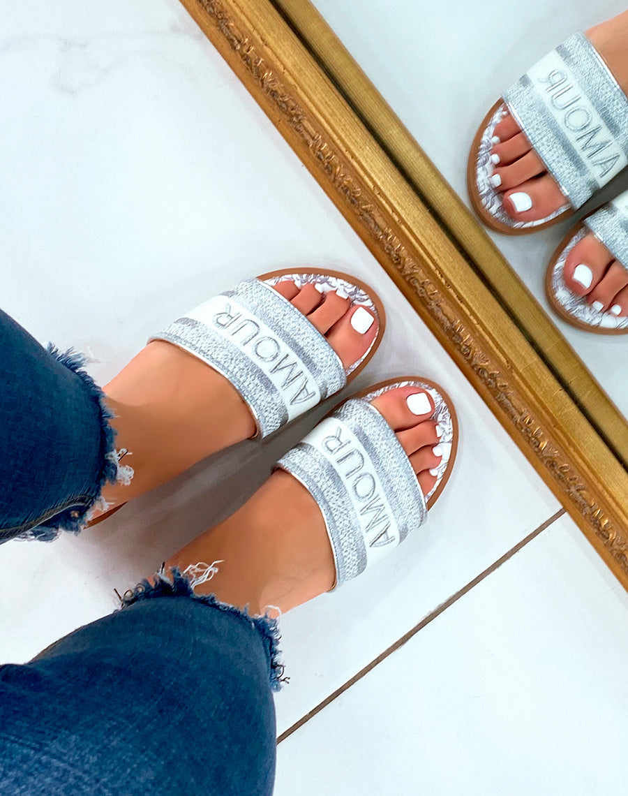 MULES ARGENTÉES EN TISSU À INSCRIPTION AMOUR