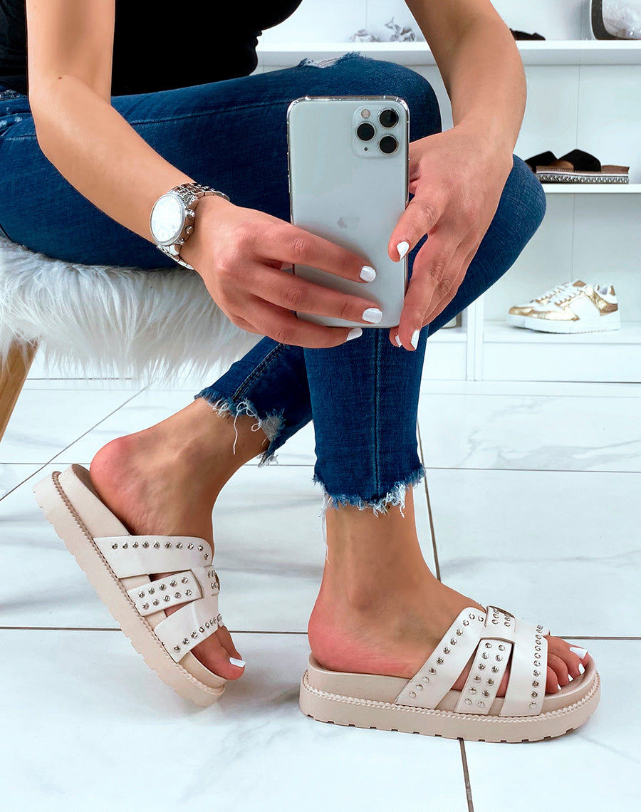 Mules beige claires à brides épaisses et détails cloutées