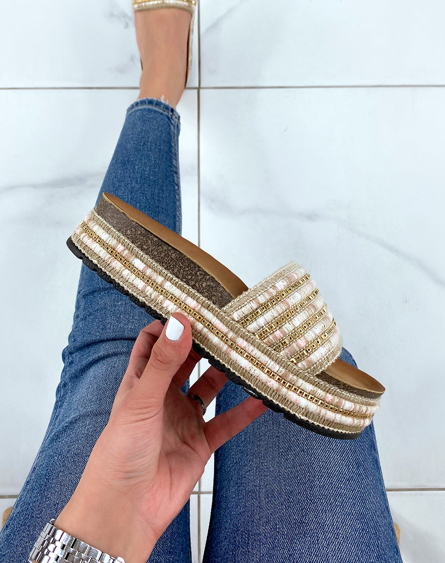 Mules beige à semelle compensée et bijoux roses et dorés