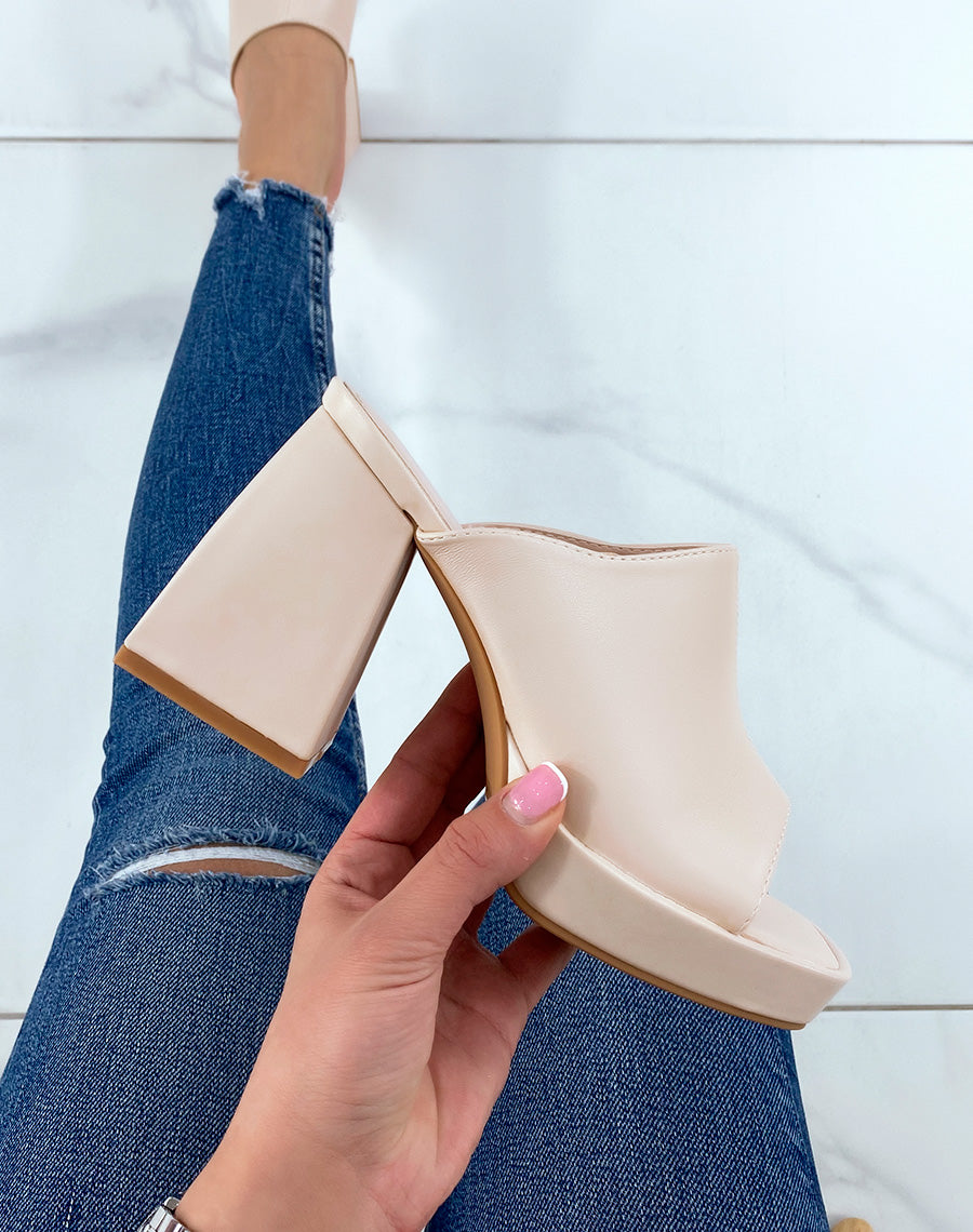 Mules beiges à bride épaisse et talon épais et imposant