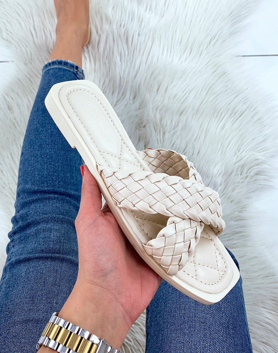 Mules beiges à brides croisées et tressées