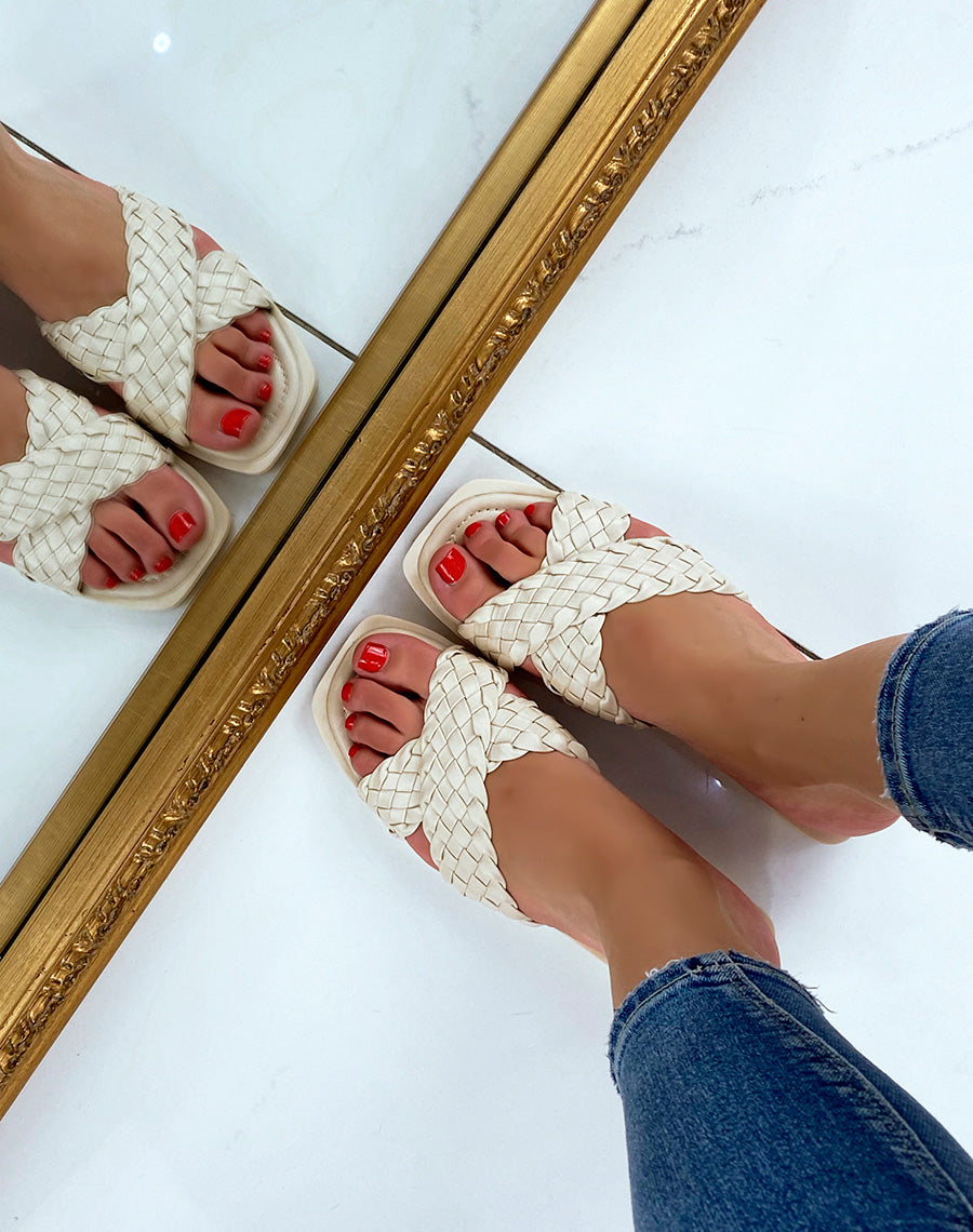 Mules beiges à brides croisées et tressées