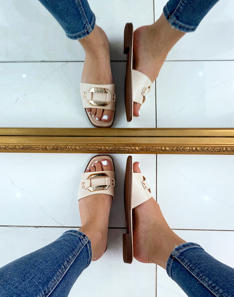 Mules beiges à détail doré