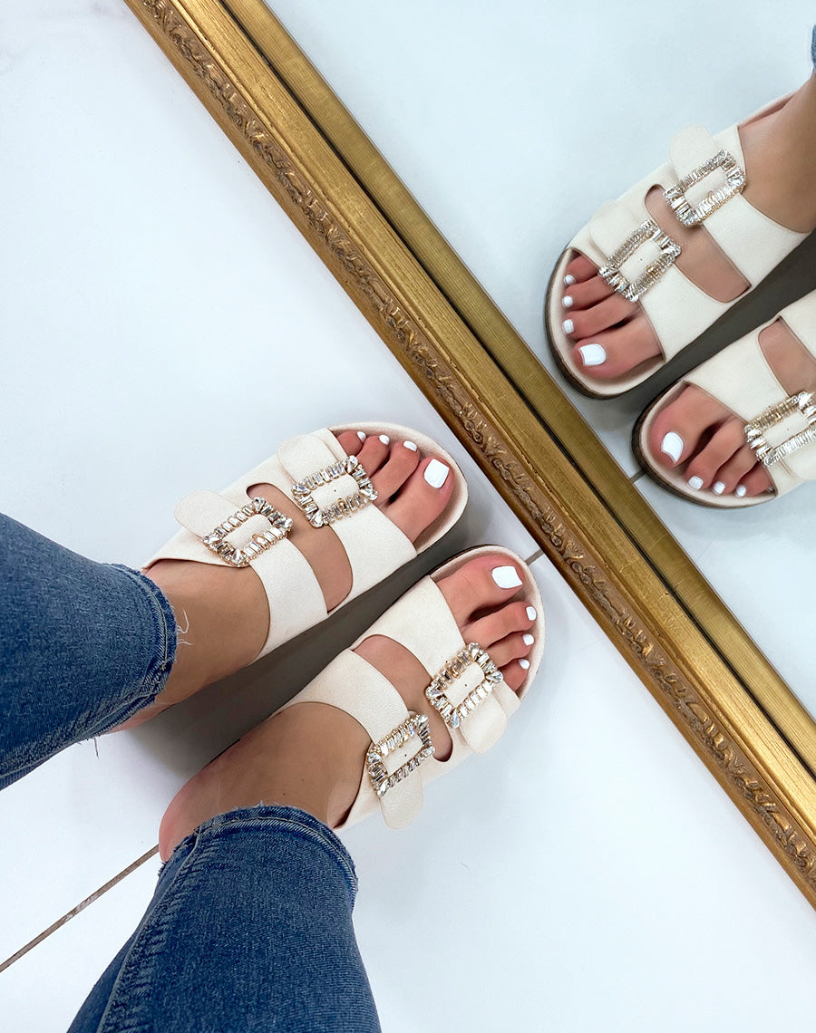 Mules beiges à lanières épaisses et bijoux à strass