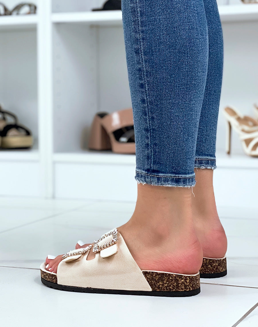 Mules beiges à lanières épaisses et bijoux à strass