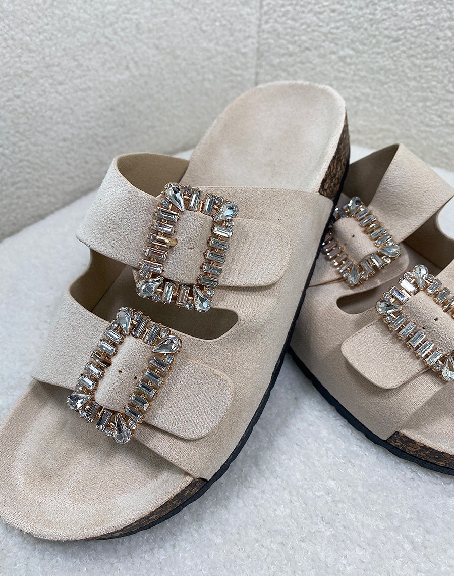 Mules beiges à lanières épaisses et bijoux à strass