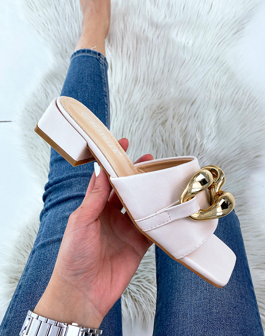 Mules beiges à petit talon et grosse chaîne