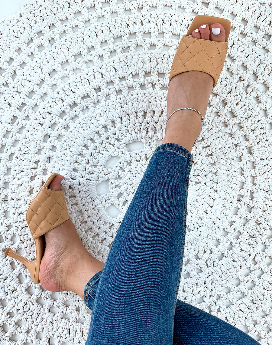 Mules beiges à talons et à larges brides matelassées