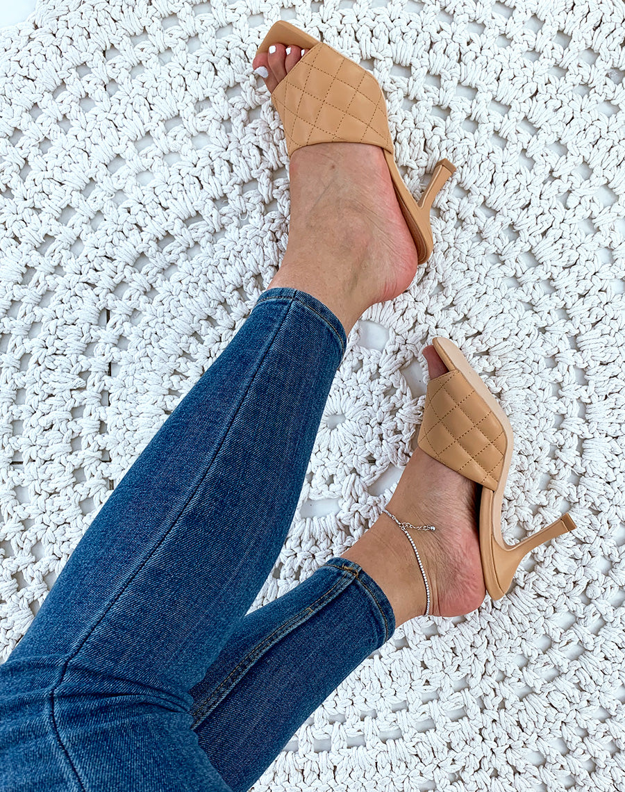 Mules beiges à talons et à larges brides matelassées