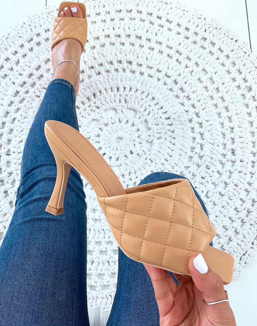 Mules beiges à talons et à larges brides matelassées