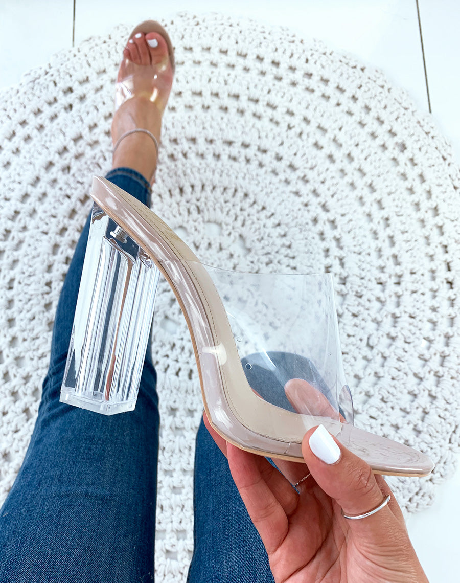 Mules beiges vernies à talons et larges brides transparents