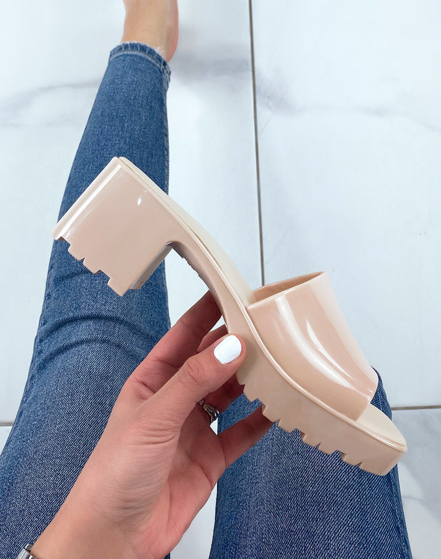 Mules beiges vernis à petit talon carré