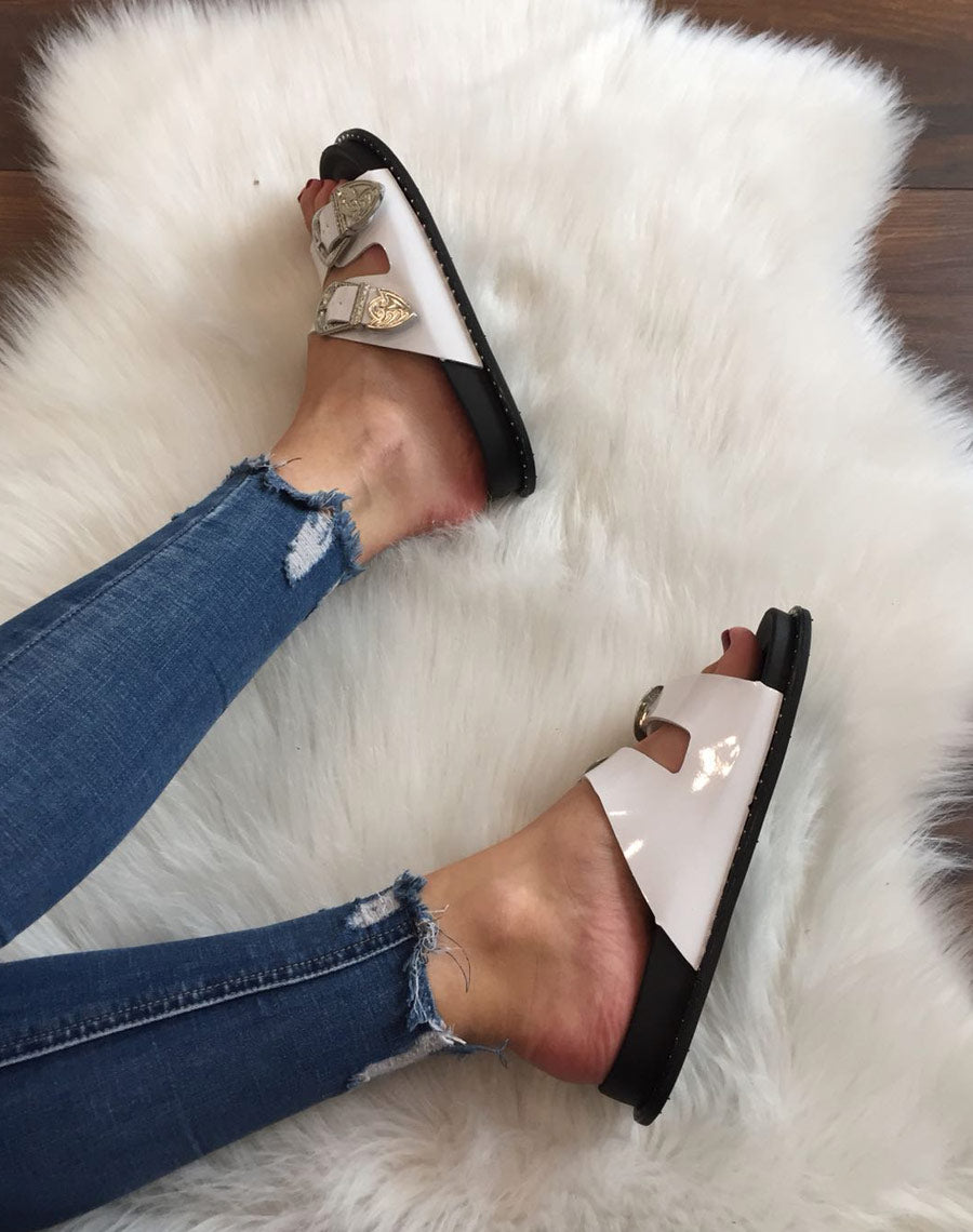 Mules blanches à boucles argent