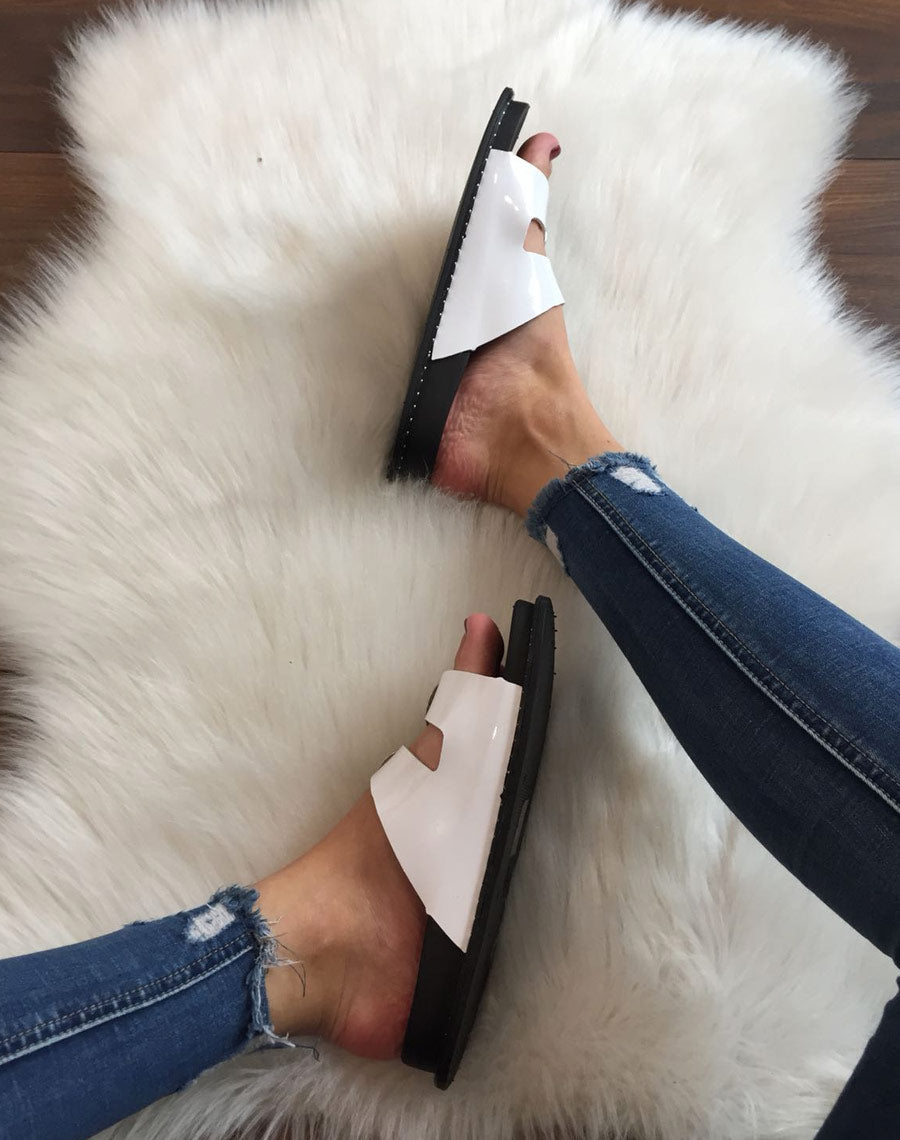 Mules blanches à boucles argent