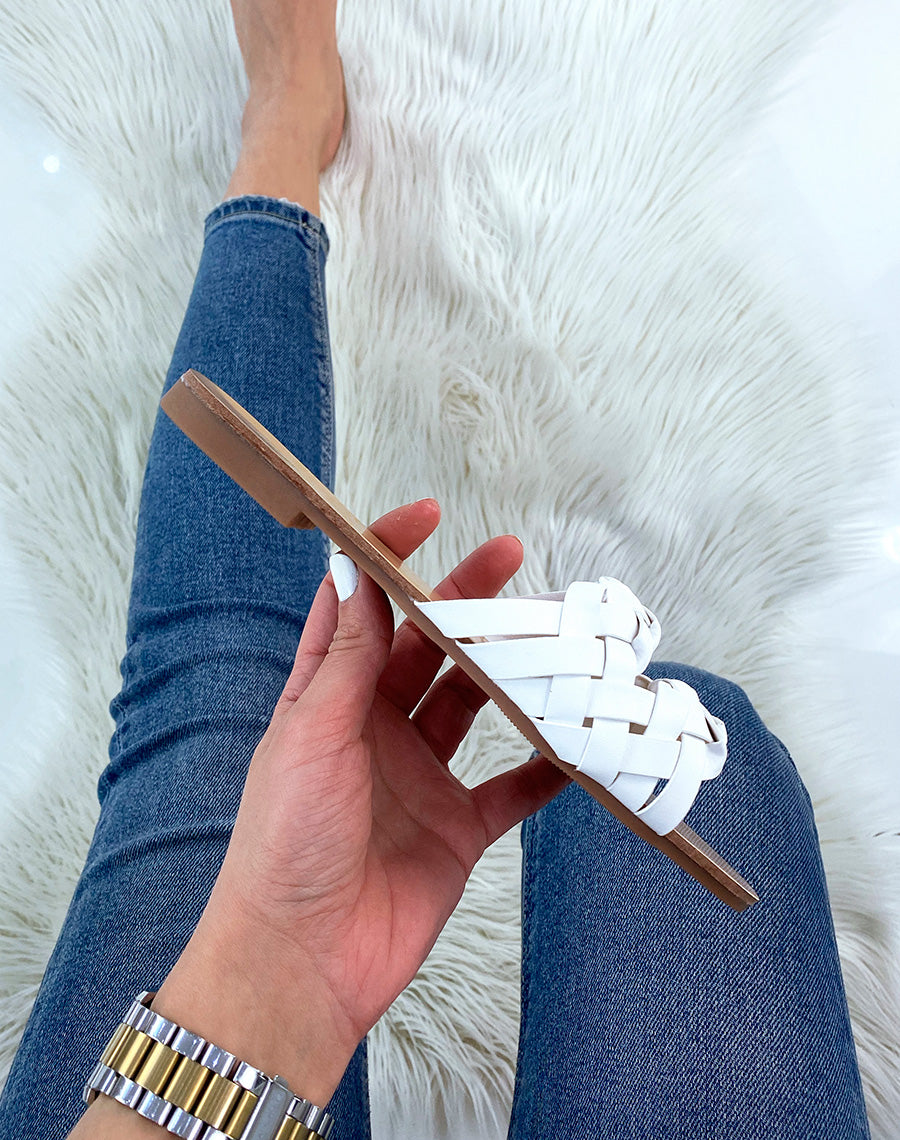 Mules blanches à doubles brides tressées