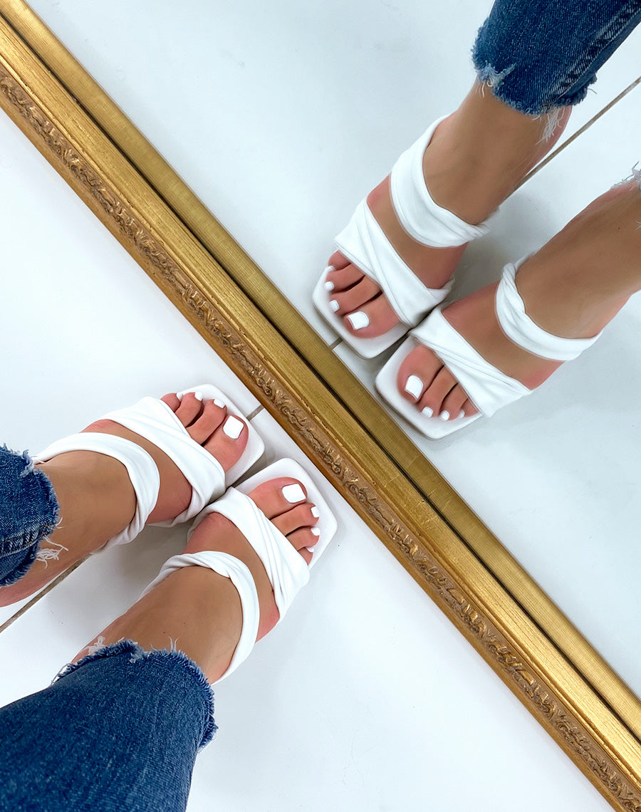 Mules blanches à doubles lanières
