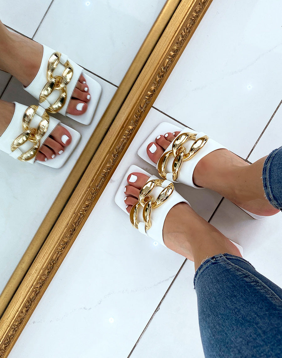 Mules blanches à petit talon et grosse chaîne