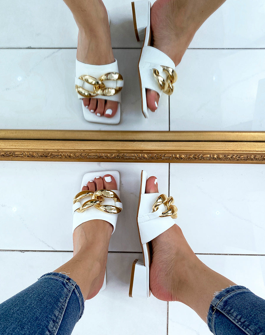 Mules blanches à petit talon et grosse chaîne