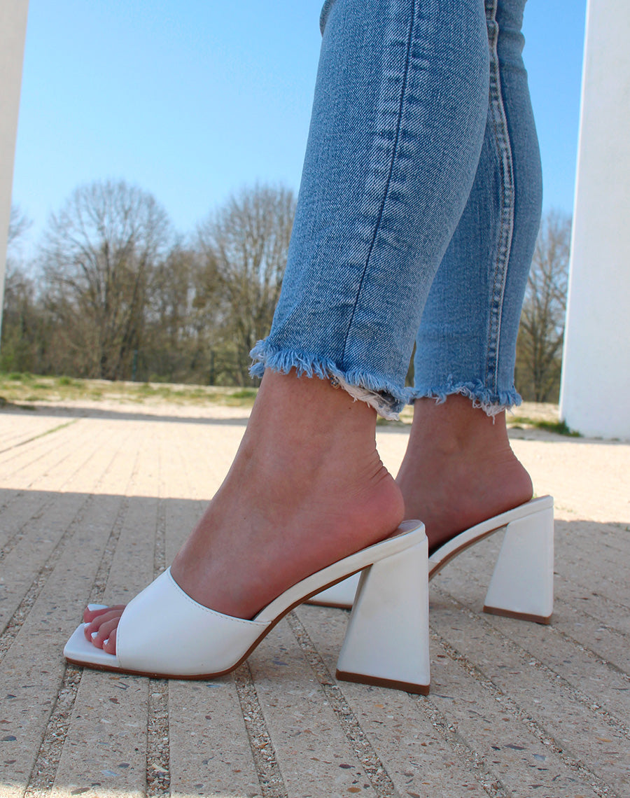 Mules blanches à talon triangulaire