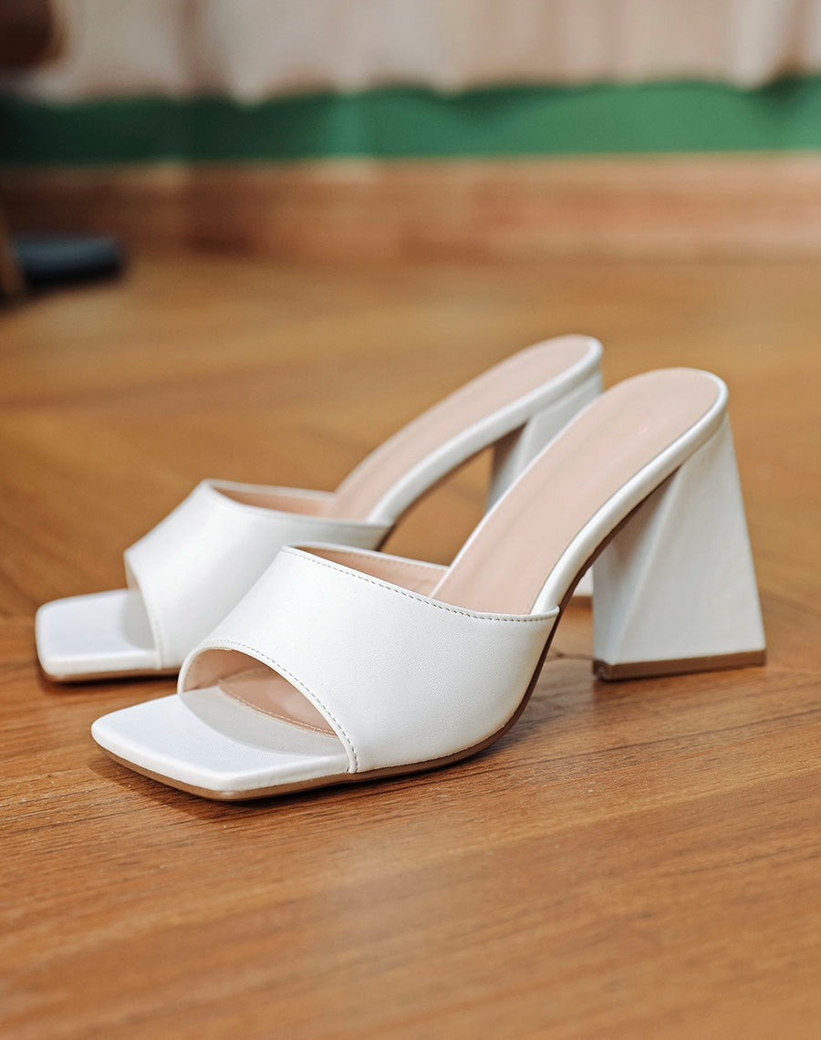 Mules blanches à talon triangulaire