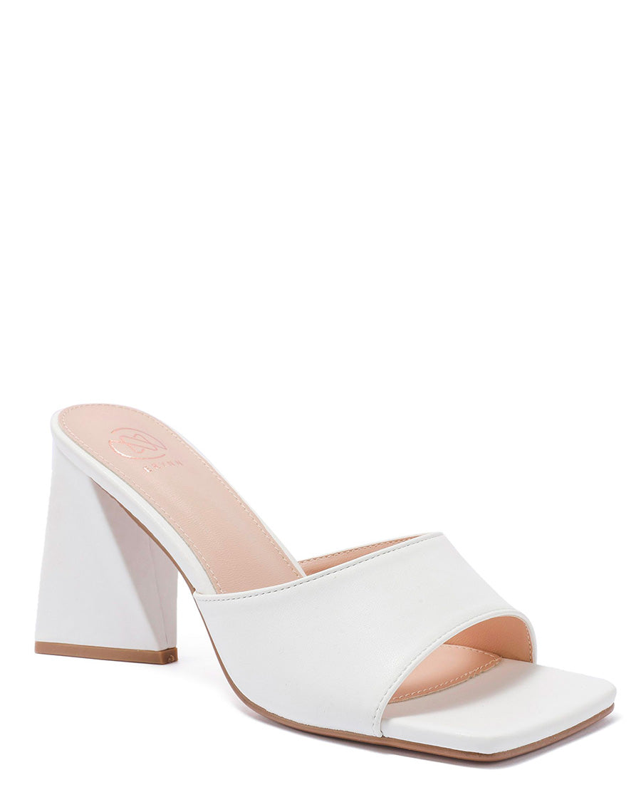 Mules blanches à talon triangulaire