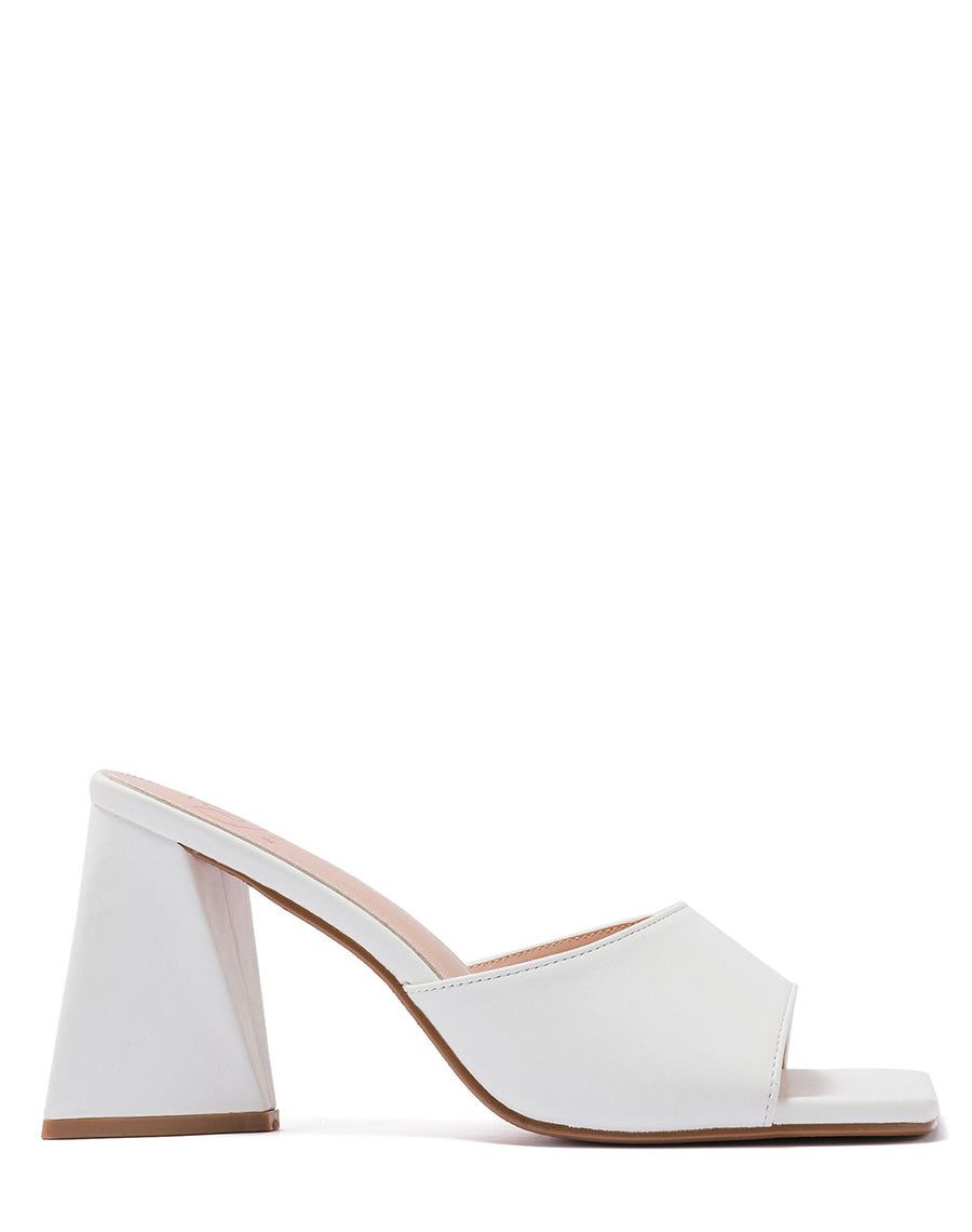 Mules blanches à talon triangulaire