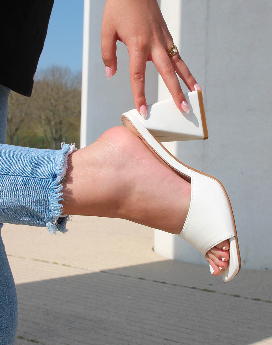Mules blanches à talon triangulaire