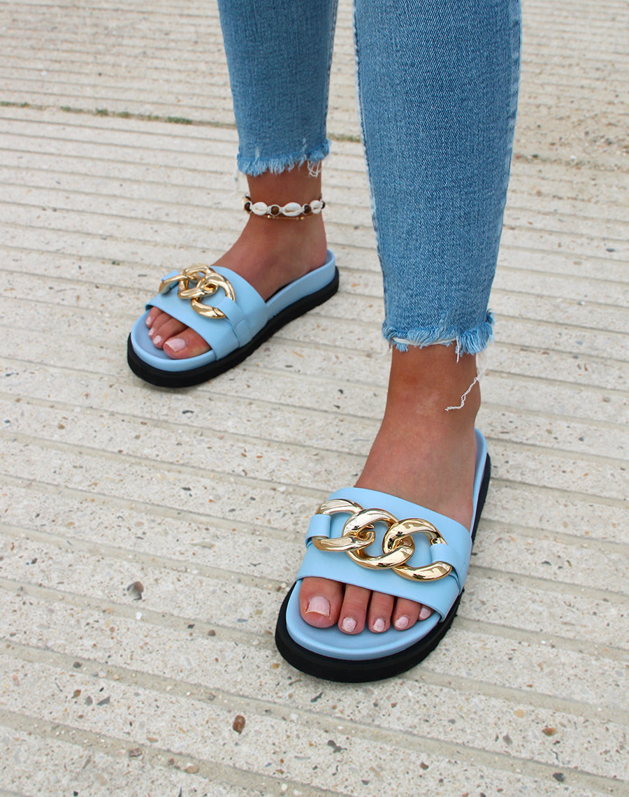 Mules bleu pastel à bride épaisse et grosse chaine dorée