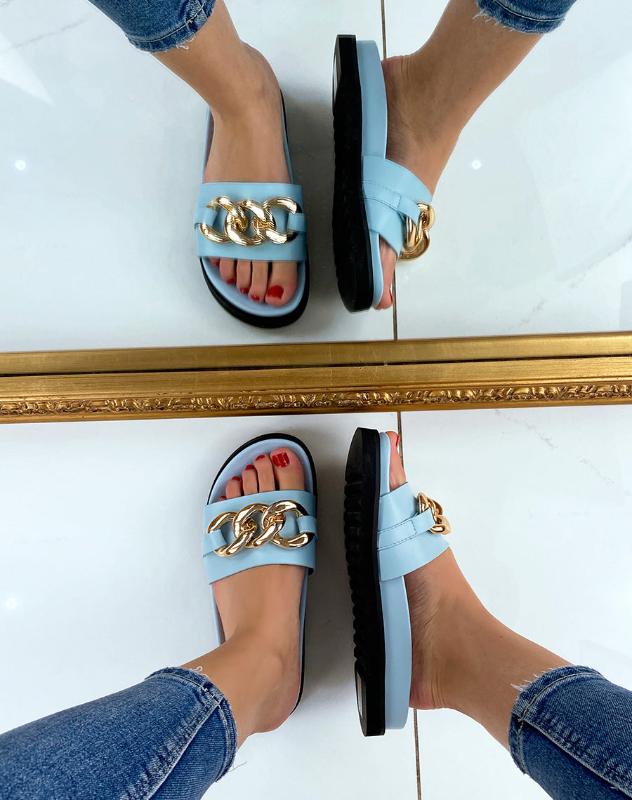 Mules bleu pastel à bride épaisse et grosse chaine dorée