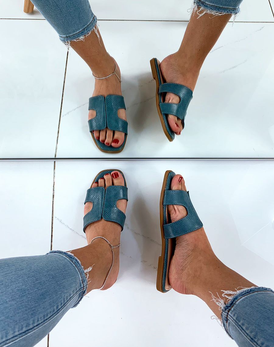 Mules bleues en similicuir effet python à large bride