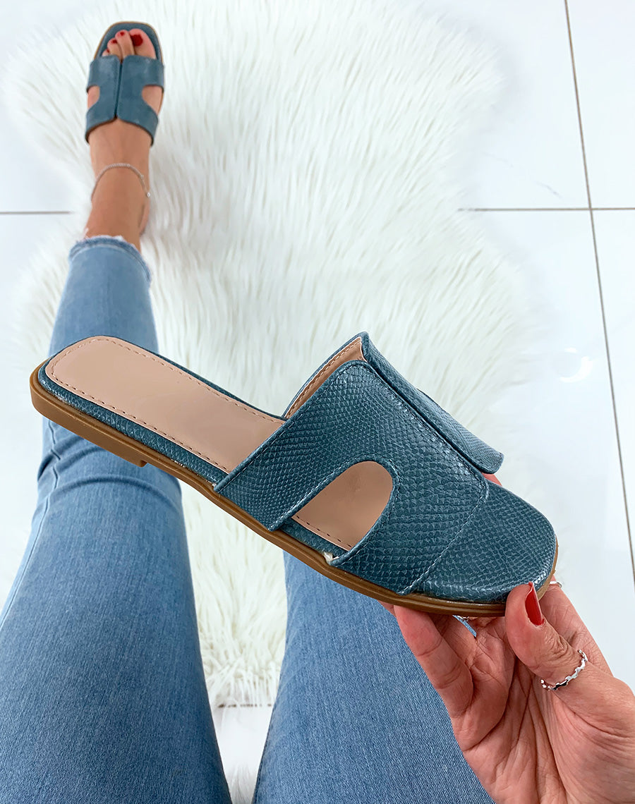 Mules bleues en similicuir effet python à large bride