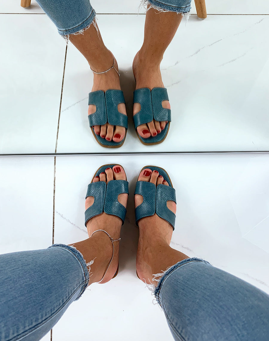 Mules bleues en similicuir effet python à large bride