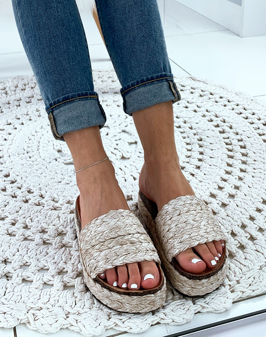 Mules à brides et à plateformes en osier tressés beiges
