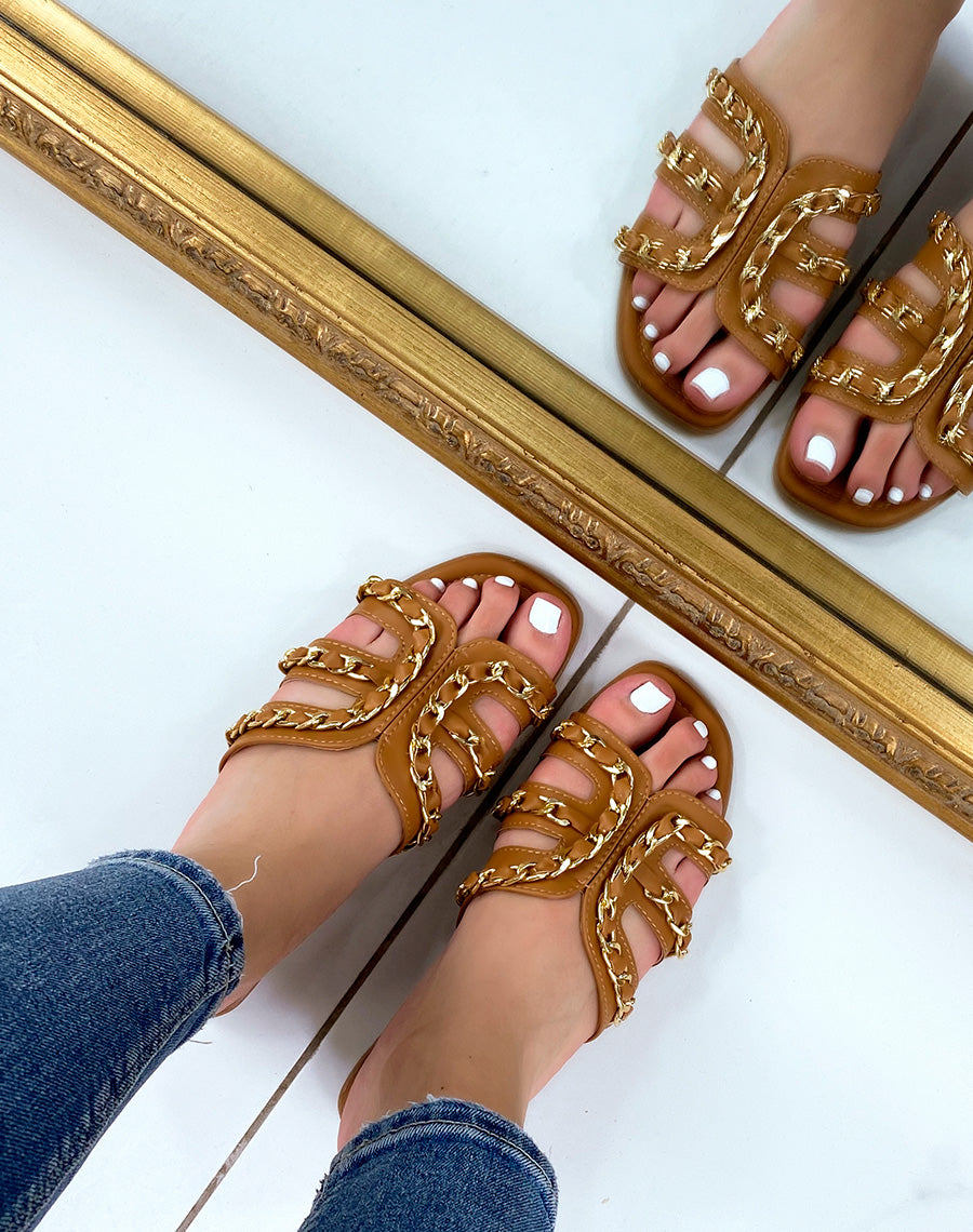 Mules camel à brides ouvertes croisées à chaîne dorée