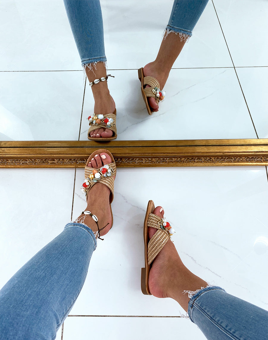 Mules camel à double brides entrecroisées ornées de bijoux