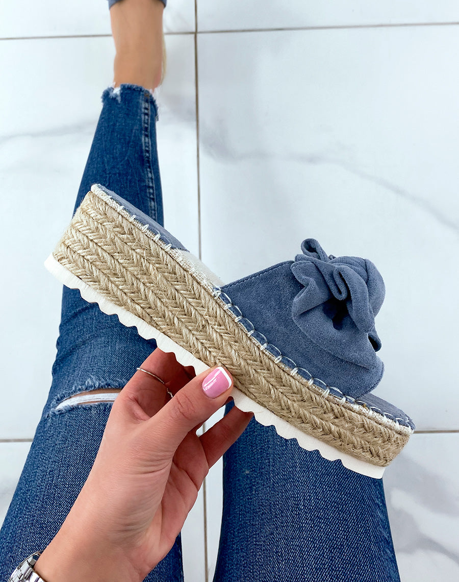 Mules compensées bleues à nœud